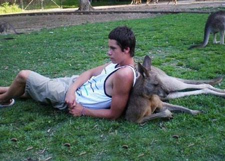 屌丝只能这样度过一生！人物gif搞笑图片