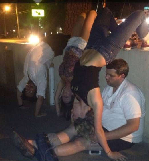 为什么一副不乐意的表情人物gif搞笑图片