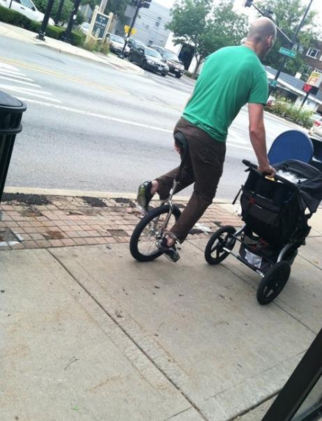 哎，遛孩子也是体力活啊人物gif搞笑图片