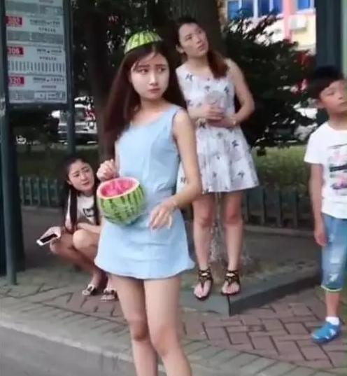 妹子牛了人物gif搞笑图片