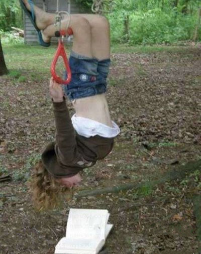 妹纸你如此看书，会脑充血不人物gif搞笑图片