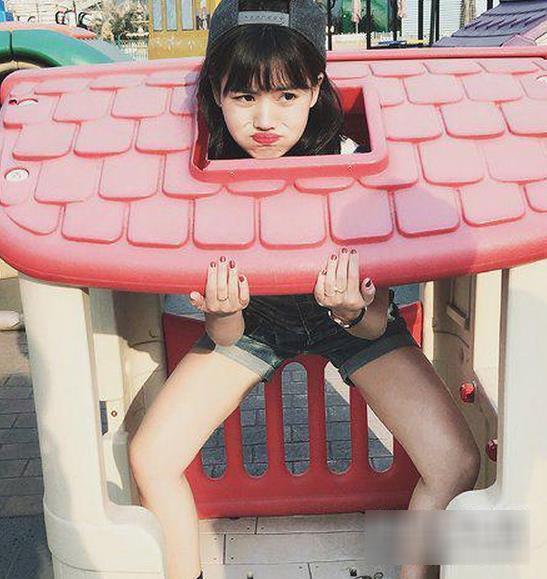 姑娘你是卡在里面出不来了吗？人物gif搞笑图片