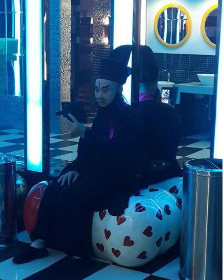 厕所里遇见的，尼玛吓屎了人物gif搞笑图片