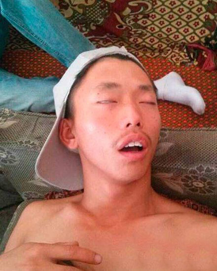 这消魂的表情肯定和脚臭味有关系人物gif搞笑图片