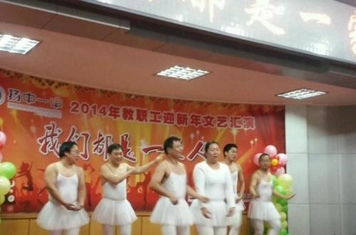 大叔，你们的节操呢？人物gif搞笑图片