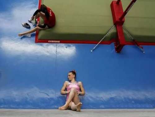 好诡异的照片，看懂的童鞋请举手。。。人物gif搞笑图片