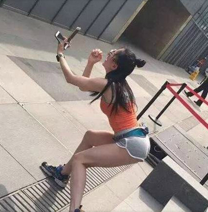 拍风景的时候，你自己也是一道特别的风景人物gif搞笑图片