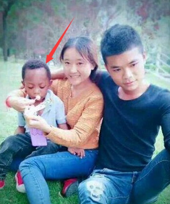 妹子，你抱的孩子说是你老公的，我有点不相信，明显肤色不对啊人物gif搞笑图片