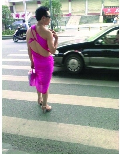 叔，换件衣服出门好么？人物gif搞笑图片