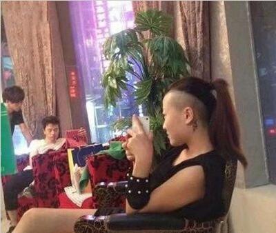 你的发型好耀眼啊人物gif搞笑图片