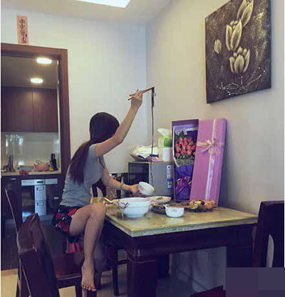 吃个饭能收敛一点么人物gif搞笑图片