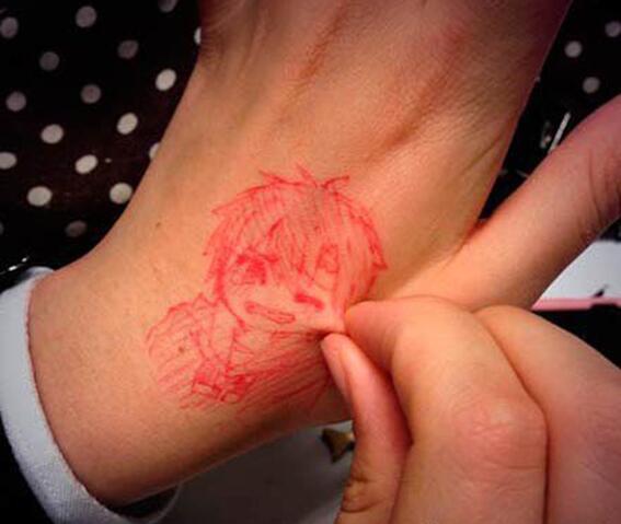 轻点捏，疼！人物gif搞笑图片