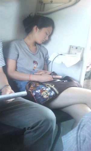 坐火车遇到过的美好时刻，妹子倒是睡好了，我可是一路都没睡啊人物gif搞笑图片