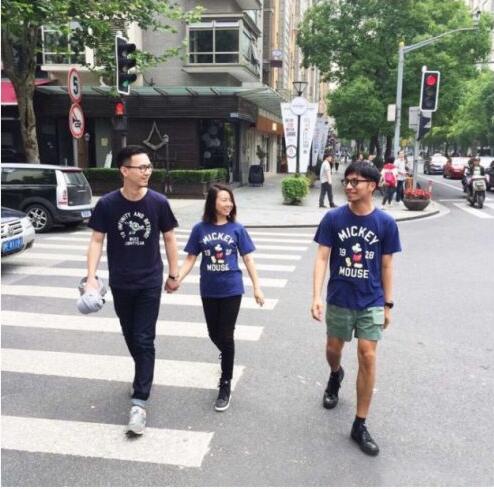 撞衫不可怕，谁单身谁尴尬人物gif搞笑图片