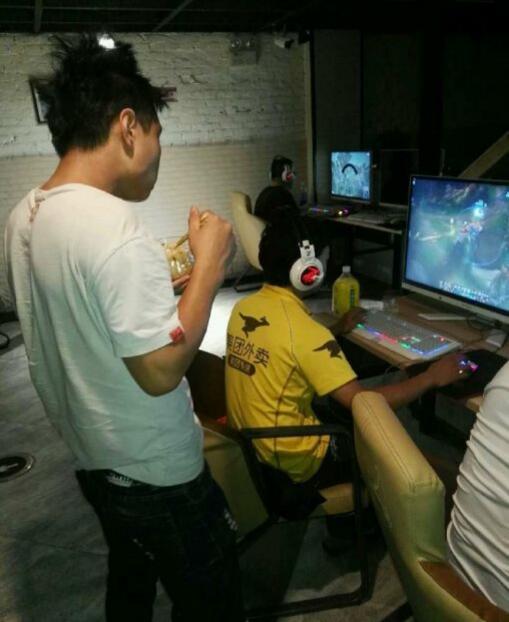 现在又有外卖小哥代打游戏了人物gif搞笑图片