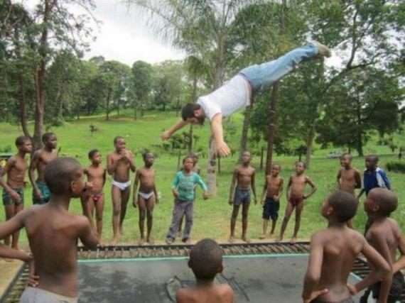 非洲的蹦蹦床推销男人物gif搞笑图片