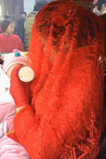 大喜的日子，也不能忘记自己是一位母亲人物gif搞笑图片