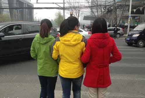 路口三个人等红绿灯人物gif搞笑图片