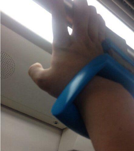 我手卡进去出不来了人物gif搞笑图片