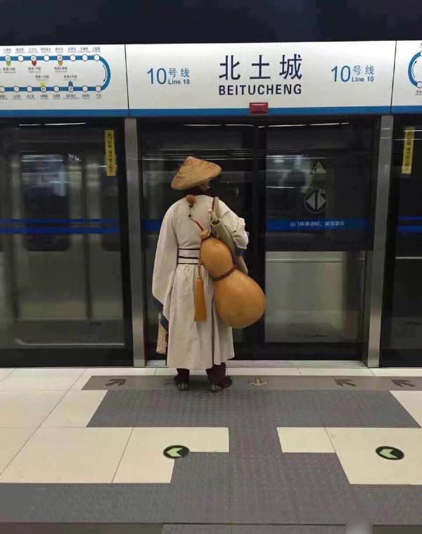 毫无预兆的复古风人物gif搞笑图片