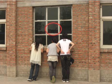 我怎么觉得窗户里黑黑的，你们看到了什么人物gif搞笑图片