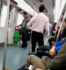 这哥们好入戏啊人物gif搞笑图片