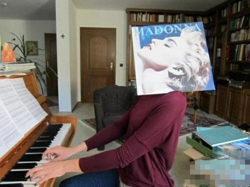 矮油，弹得很陶醉啊人物gif搞笑图片