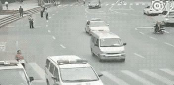 给这个交警点赞人物gif搞笑图片