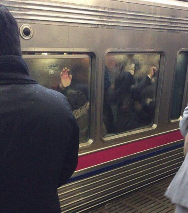 电车惊魂之僵尸卷土重来人物gif搞笑图片