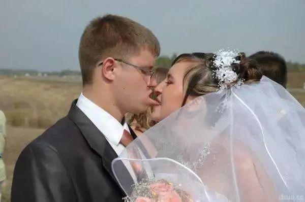 这对新人可能是初吻人物gif搞笑图片