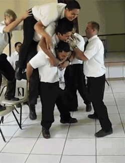 强行装逼是要付出代价的…人物gif搞笑图片