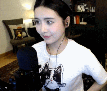 妹子点这么长时间头不晕吗？人物gif搞笑图片