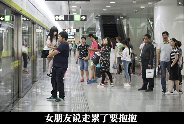 女朋友说走累了要抱抱人物gif搞笑图片