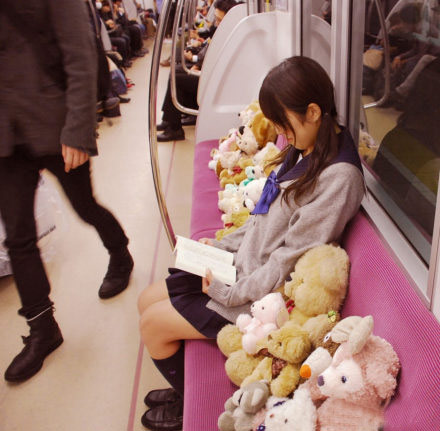 地铁上遇到这样的美女，你。。。人物gif搞笑图片