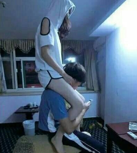 玩手机也不能忘了陪女朋友人物gif搞笑图片