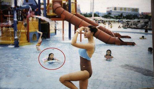 小时候老爸给我拍的照片，画红圈的那个是我人物gif搞笑图片