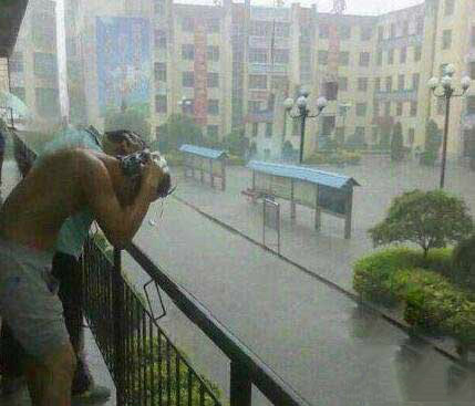 等了几个月，终于可以洗头了人物gif搞笑图片