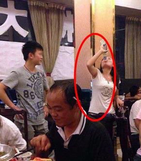 姑娘拿起啤酒就是喝，旁边的男子都惊讶了人物gif搞笑图片