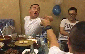 咱划拳能严肃点不人物gif搞笑图片