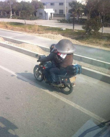 这安全帽太拉风了人物gif搞笑图片