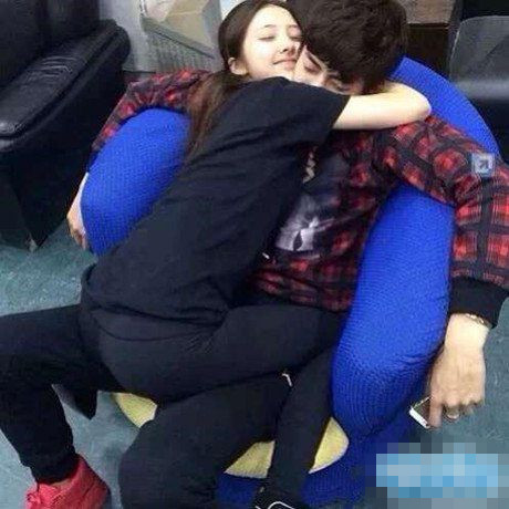 睡觉也要秀恩爱么人物gif搞笑图片