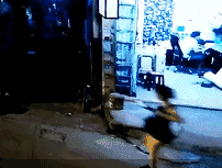 回去给老公说膝盖是被狗绊倒卡破的，他会信吗？人物gif搞笑图片