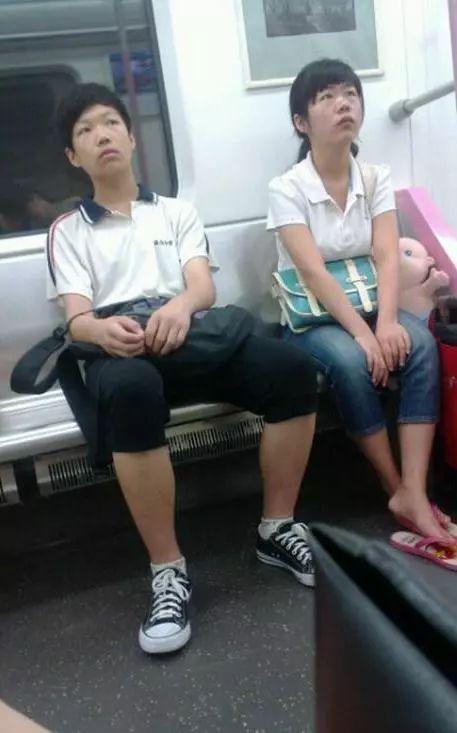 这是失散多年的兄妹么？人物gif搞笑图片