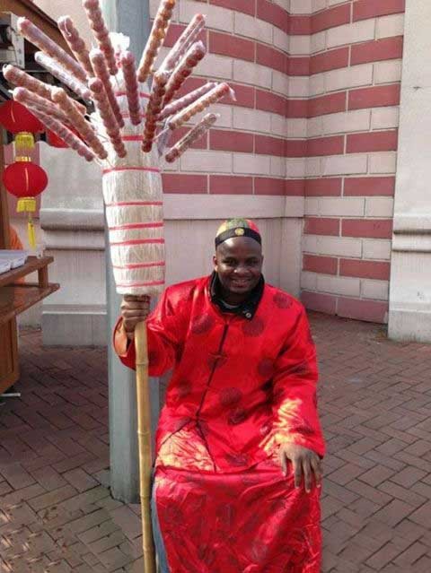 糖葫芦也走国际化道路人物gif搞笑图片