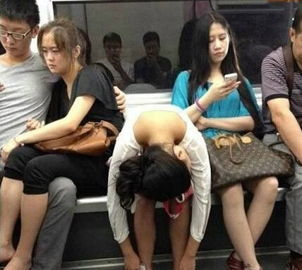 妹纸就这样睡着啦人物gif搞笑图片