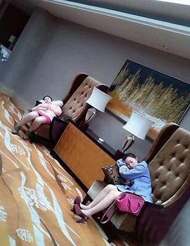 完美的诠释了女神和女神经人物gif搞笑图片