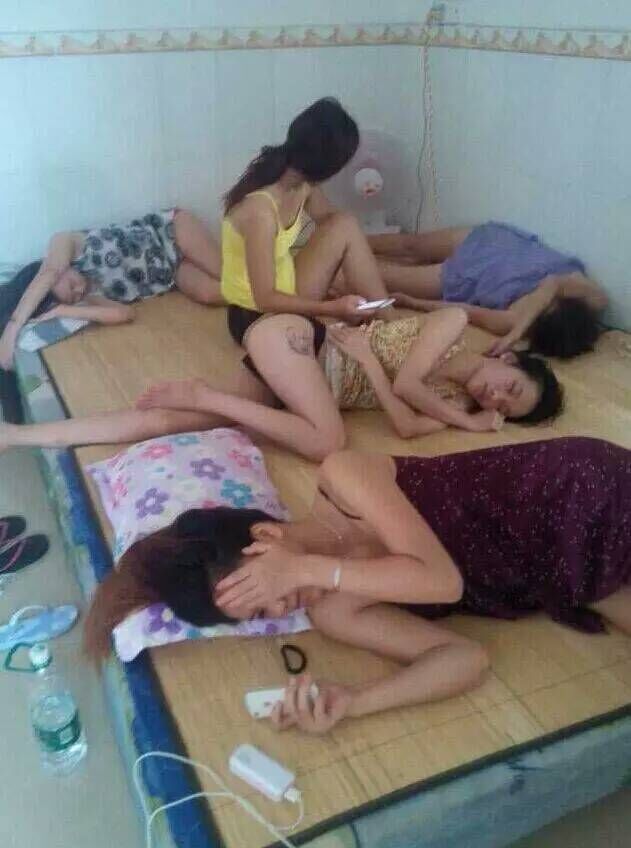 老婆的闺蜜来家里聚会，晚上就不回去就睡这里，太尴尬了人物gif搞笑图片