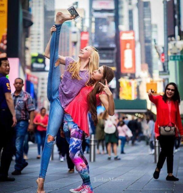 用耳机孔怎么自拍？人物gif搞笑图片