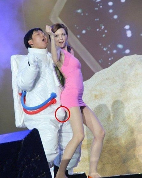 兄弟，你暴露了人物gif搞笑图片