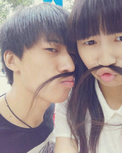 青梅竹马的小情侣人物gif搞笑图片